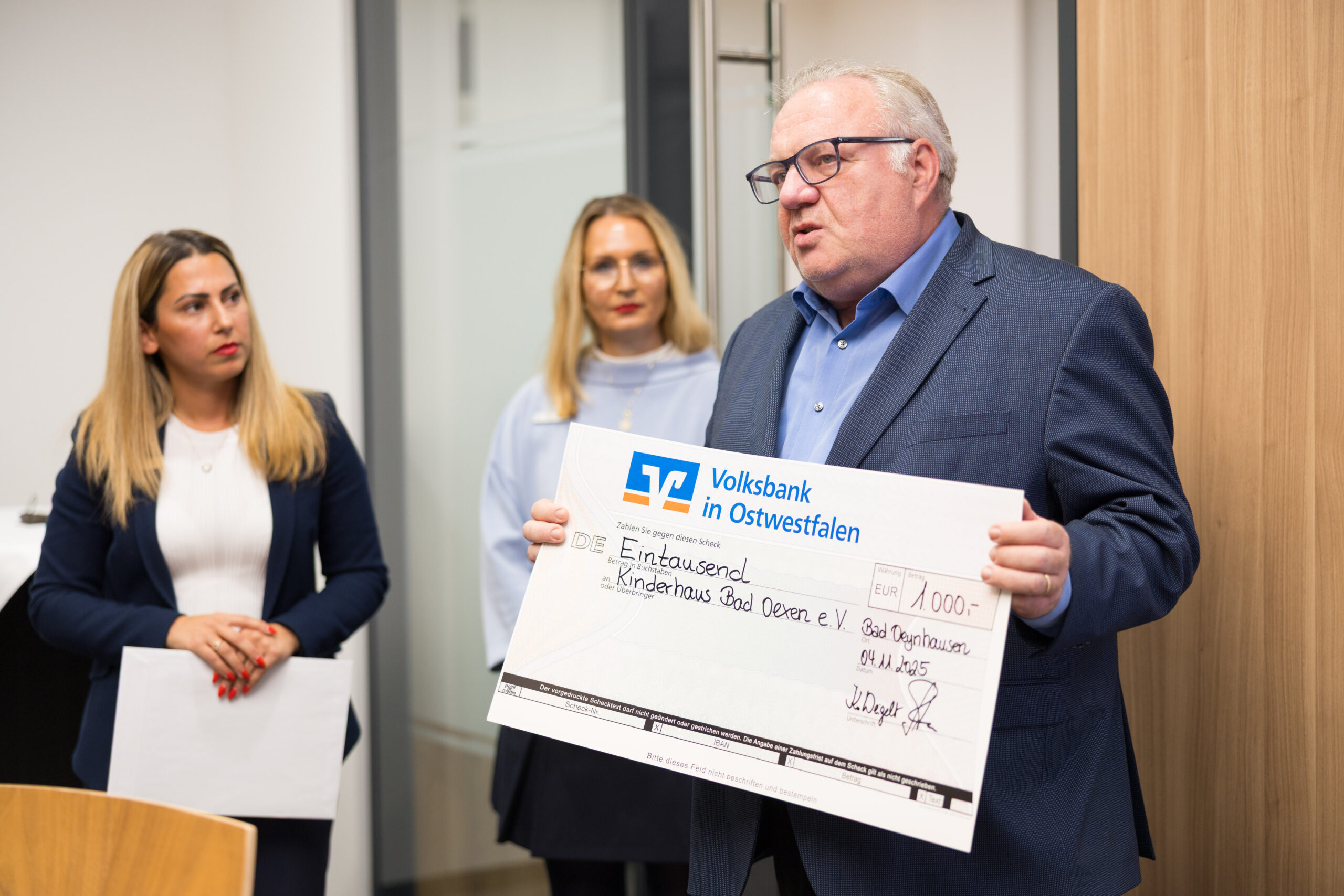 Spendenübergabe bei der Volksbank in Ostwestfalen